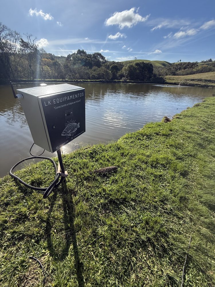 Painel LK Equipamentos na beira do tanque